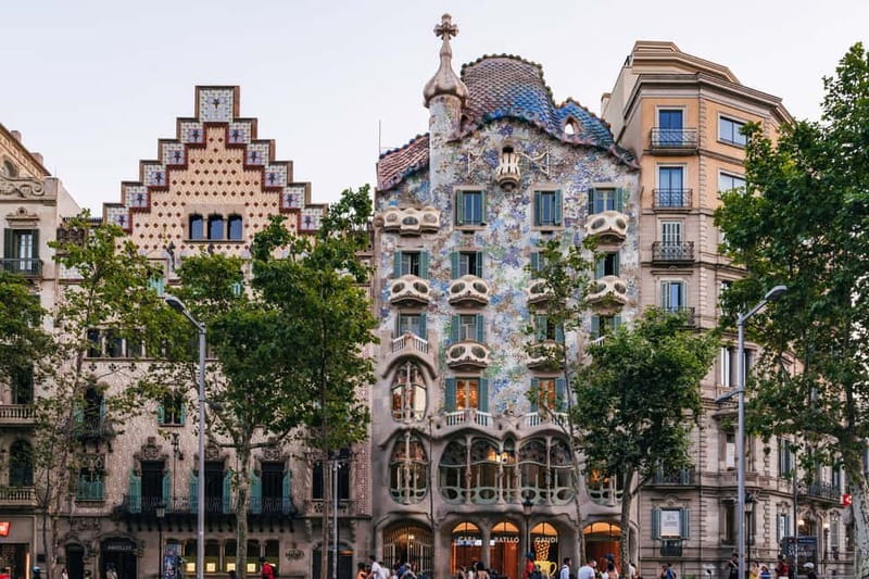 Barcelona: Sagrada Familia or City Tour by Bike or eBike - Regular bike or e-bike: choosing what fits your day
