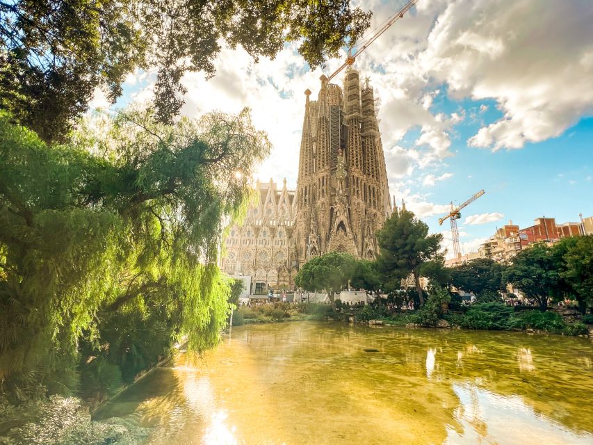 Barcelona: Sagrada Familia, Park Güell & Gothic Quarter Tour - Sagrada Família: skip-the-line entry after a façades presentation