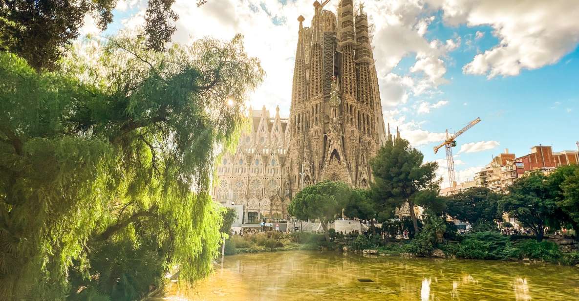 Barcelona: Sagrada Familia, Park Güell & Gothic Quarter Tour - Getting started at La Rambla 97 near Plaza Catalunya