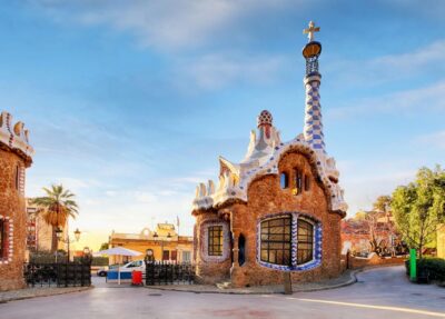 Barcelona: Sagrada Familia & Park Güell Guided Tour & Ticket - Getting to the meeting point and handling security without stress