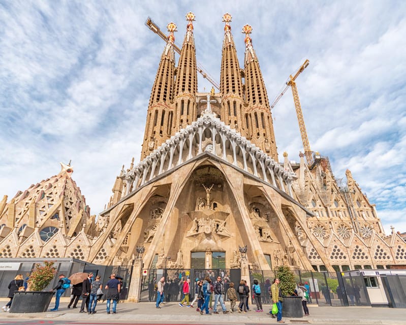 Barcelona: Sagrada Familia & Park Güell Guided Tour & Ticket - Bilingual tour format: how to stay comfortable when English and Spanish overlap