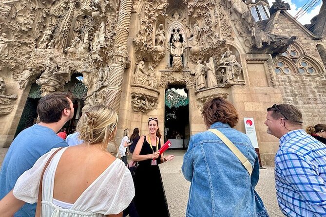 Barcelona: Sagrada Familia & Park Guell Guided Tour + Transfer - Skip-the-line entry that protects your schedule
