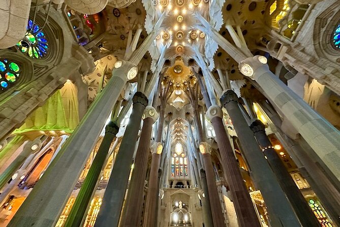 Barcelona: Sagrada Familia & Park Guell Guided Tour + Transfer - How the guide quality shows up in real moments