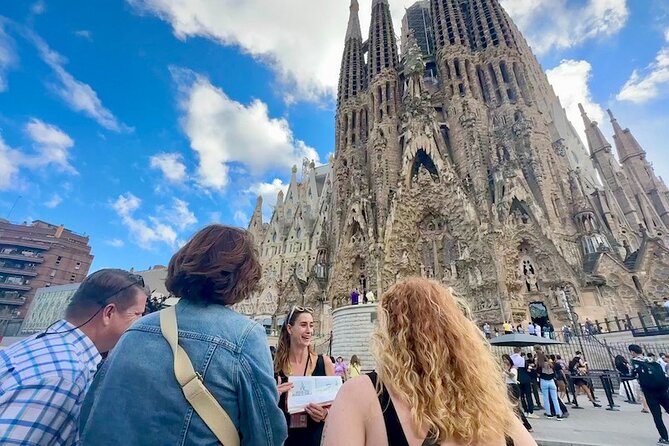Barcelona: Sagrada Familia & Park Guell Guided Tour + Transfer - Group size and pacing: fast, but not frantic