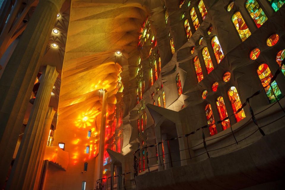 Barcelona: Sagrada Familia Skip-the-line Guided Tour - Meeting at Av. de Gaudí, 1 (and finding your guide fast)
