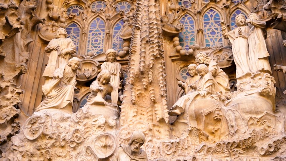Barcelona: Sagrada Familia Skip-the-line Guided Tour - Skip-the-line value: how the ticket line affects your day