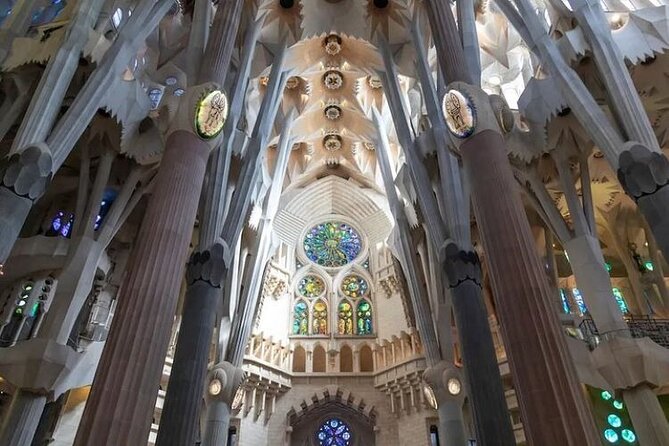 Barcelona: Sagrada Familia Skip The Line Insider Guided Tour - Where you meet and how the first steps feel