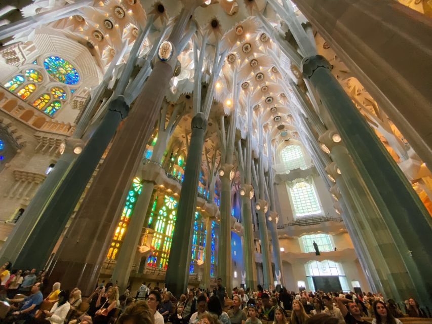 Barcelona: Sagrada Familia Skip-the-line Tour with Guide - Who this tour suits (and who should look elsewhere)
