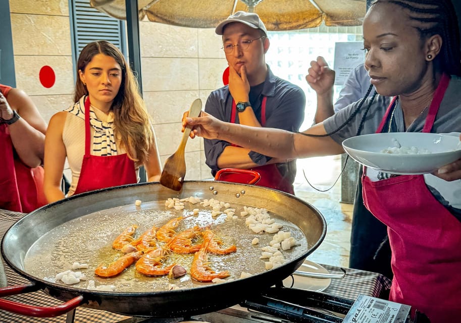 Barcelona: Seafood Paella ★Maestro★ & Tapas & Sangria - Sangria workshop: mixing fresh fruit the right way