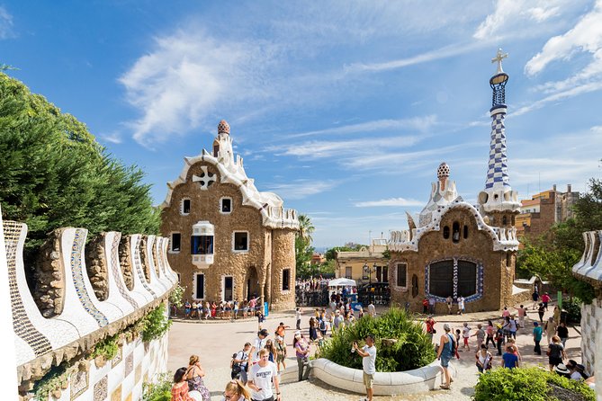 Barcelona: Skip-the-Line Gaudi's Park Guell Guided Tour - Getting there: the meeting point and what “near public transportation” really means