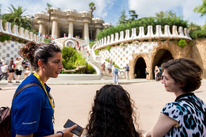 Barcelona: Skip-the-Line Gaudi's Park Guell Guided Tour - Stop focus #1: the Serpentine Bench and Gaudí’s broken-tile mosaics