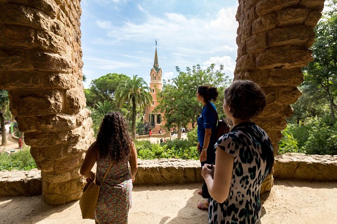 Barcelona: Skip-the-Line Gaudi's Park Guell Guided Tour - Your hour on your own: photos, shade, and the highest viewpoint