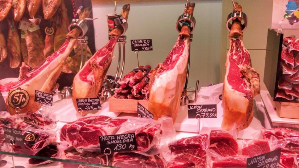 Barcelona: Street Food & Sightseeing Tour with Local Market - The Historic Streets Between Stops: Gothic Quarter Energy, Guide-Guided