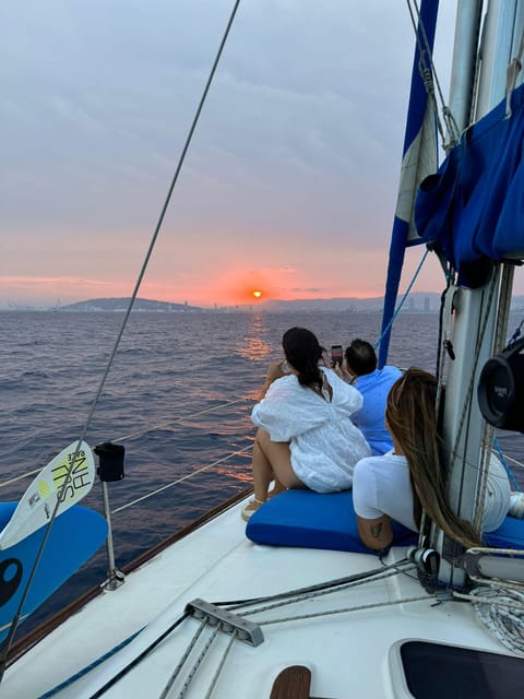 Barcelona: Sunset Sailboat Cruise with Drinks and Snacks - The one-hour route: Sagrada Familia, Montjuïc, and the coastline