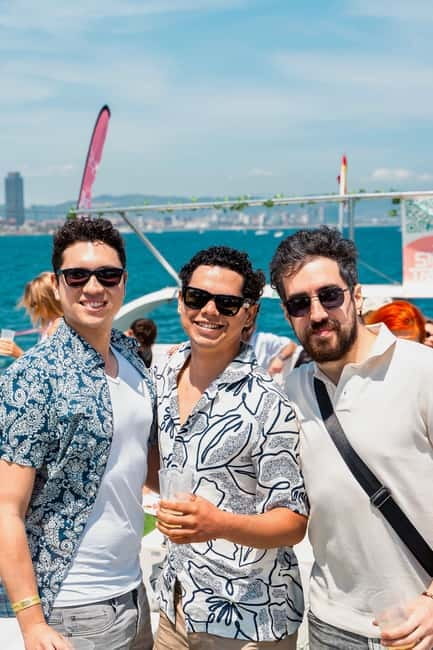 Barcelona: The Original Barcelona Boat Party - Meeting Outside the Coconut Club: Where the Night Begins
