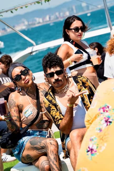 Barcelona: The Original Barcelona Boat Party - DJ Music and the Crowd Mix: Why the Vibe Works for Groups and Solo Night Owls