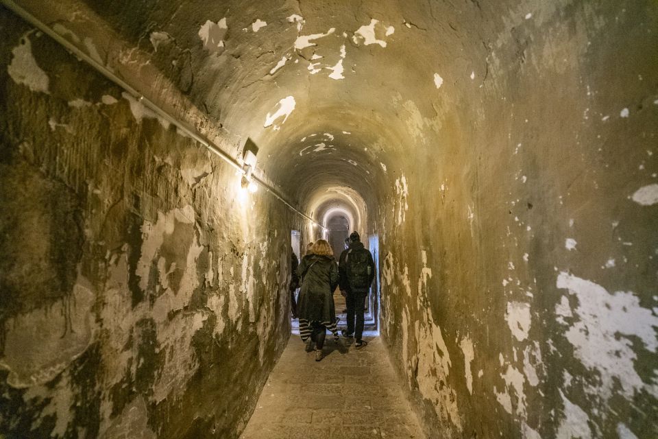 Barcelona: Walking tour with Montjuic Castle & Cable Car - How the day finishes near El Molino Paral·lel