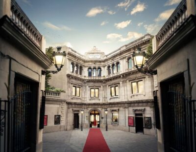 Barcelona: Wax Museum Entry Ticket - 28 stages of wax: how to plan your route for the best photos
