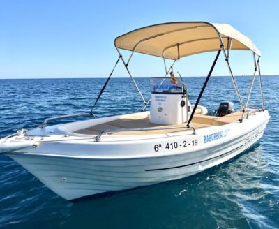 Benalmádena: Costa del Sol License-Free Boat Rental - Training with Sergio: how the boat feels to operate