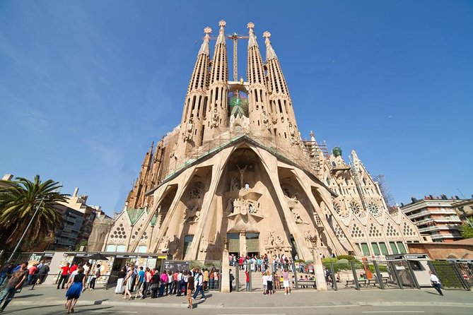 Best of Barcelona and Montserrat: Pickup and Skip-the-Line Ticket - Park Güell: skip-the-line is optional, but smart