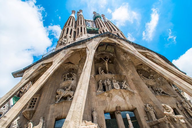 Best of Barcelona Guided Tour with Port or Hotel Pick up - Passeig de Gràcia and the Gaudí House Sprint