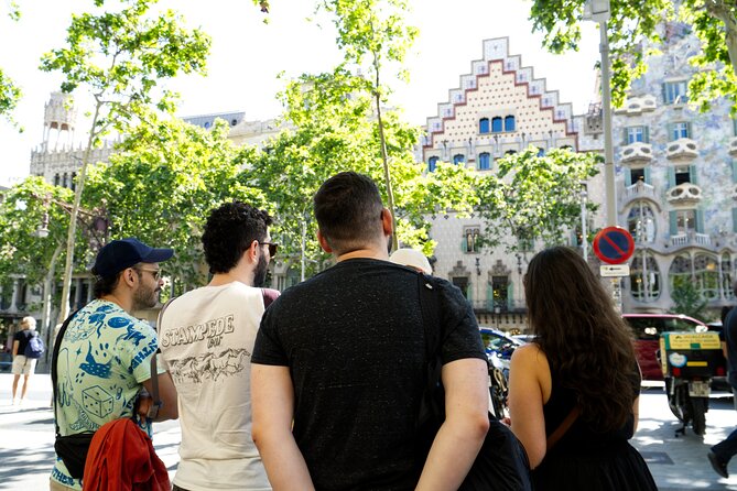 Best of Barcelona: Sagrada Família, Gaudí & Candy Tasting Tour! - Stop 1: Basilica de la Sagrada Família (Outside, 40 Minutes)