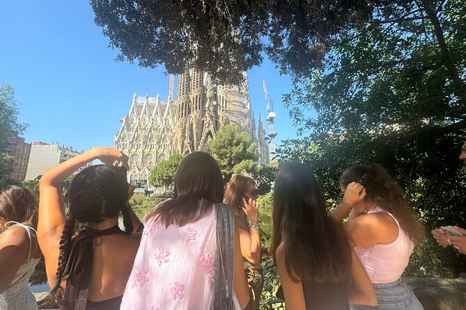Best of Barcelona: Sagrada Família, Gaudí & Candy Tasting Tour! - Passeig de Gràcia Highlights: La Pedrera and Casa Batlló