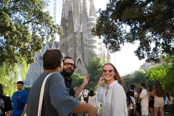 Best of Barcelona: Sagrada Família, Gaudí & Candy Tasting Tour! - Meeting Point, Pacing, and How the Group Size Changes Everything