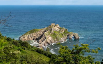 Bilbao: Gaztelugatxe, Bermeo, Mundaka, Gernika, & Wine Tour - San Juan de Gaztelugatxe: the Dragonstone walk with a real sea breeze