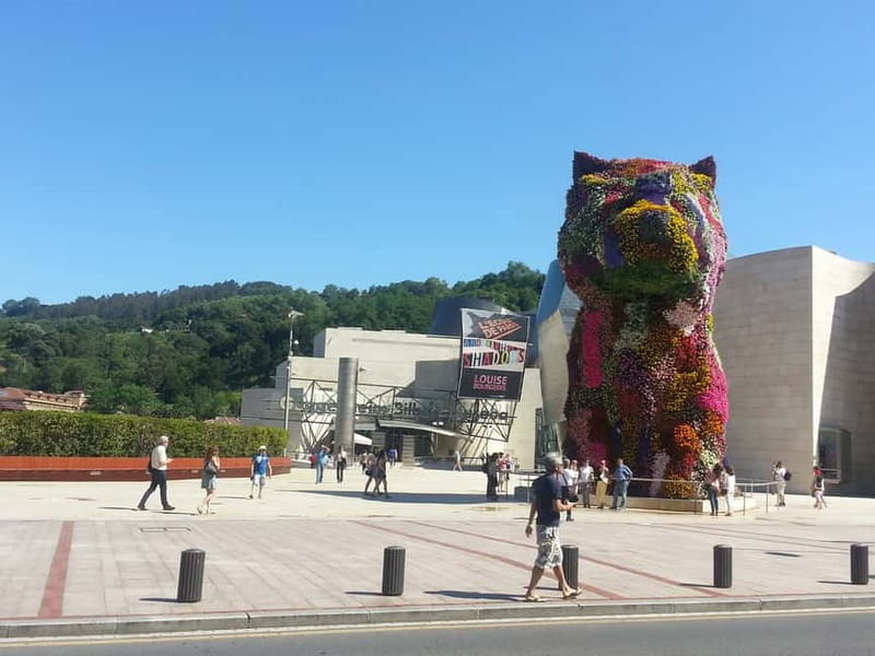 Bilbao: Guggenheim Bilbao museum in spanish Ticket included - Mom and Puppy: the two works your tour is built around