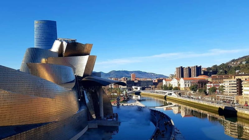 Bilbao: Guggenheim Bilbao museum in spanish Ticket included - The 1.5-hour route: from the Puppy meeting point to the main rooms