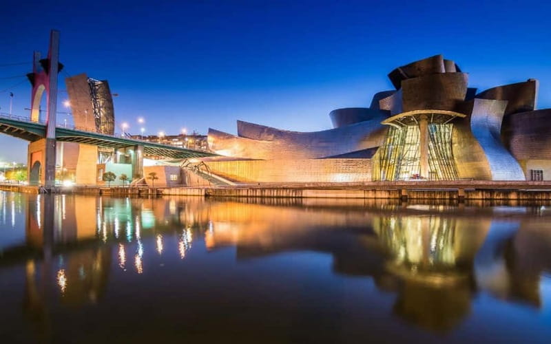 Bilbao: Guggenheim VIP Experience. Small Group. Expert Guide - Skip-the-line VIP flow: getting value from your 2 hours