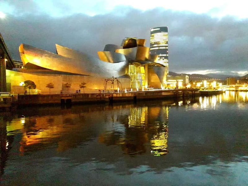 Bilbao: Guggenheim VIP Experience. Small Group. Expert Guide - The interior galleries: how your guide turns walking into understanding