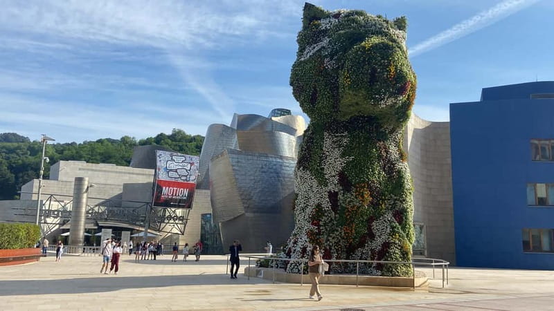 Bilbao: Guggenheim VIP Experience. Small Group. Expert Guide - One language, audio guide, and rules that keep the visit smooth