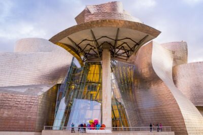 Bilbao: Private & Exclusive Guggenheim Museum Guided Tour - Start at the museum’s main entrance desk