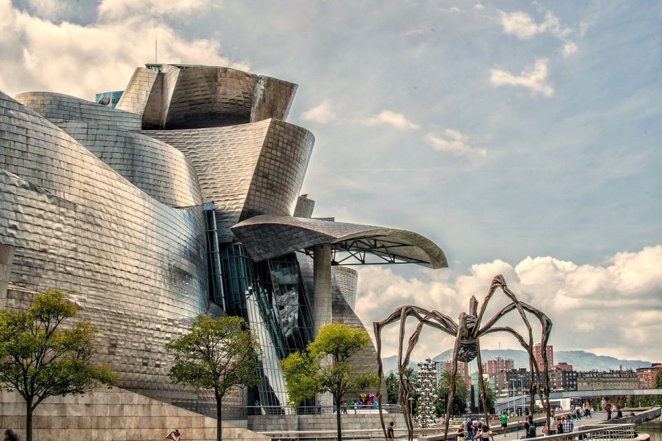 Bilbao: Private & Exclusive Guggenheim Museum Guided Tour - Why the guide makes or breaks this museum visit