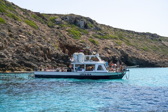 Boat Tour 2 hour in Palma Bay - Onboard Atmosphere: Music, Space, and Getting Comfortable