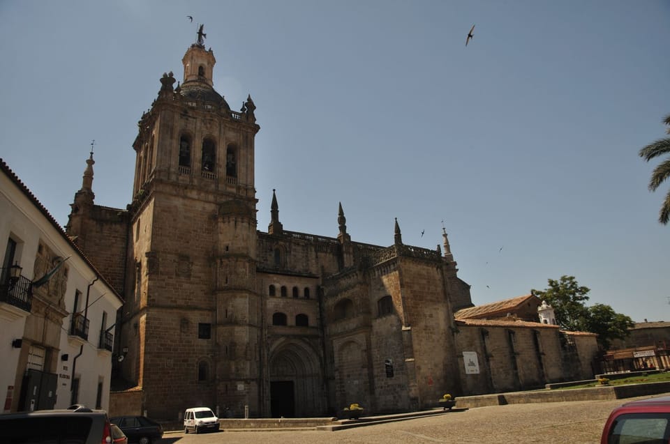 Cáceres: City Highlights Walking Tour with Local Guide - Carvajal Palace: when the stop becomes more than a photo