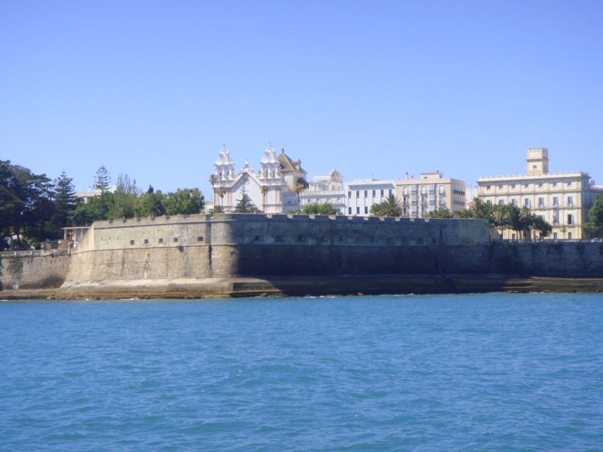 Cádiz: Bay of Cádiz Catamaran Tour with Host - Audio guide storytelling in five languages