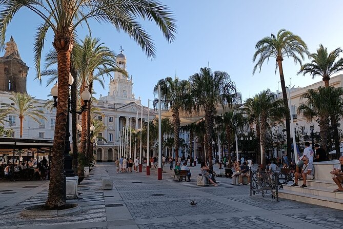 Cadiz Food Tour: Tapas, Drinks and Delights with a Local - Mercado Central de Abastos and Pescaíto Frito: The Seafood Lesson