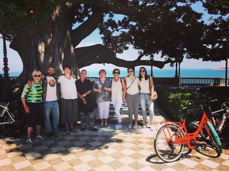 Cádiz: Guided Bike Tour - Cycling Cádiz Old Town lanes: where the narrow streets make sense