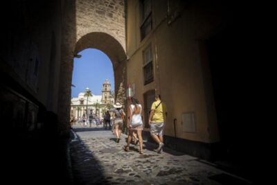 Cadiz: Guided City Tour - El Pópulo, the Roman quarter: learning to read old streets