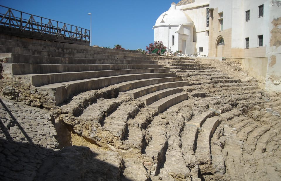 Cadiz: Medieval Tour - Gates of Earth: the defensive wall myth that explains the streets