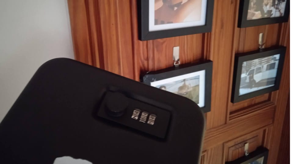 Cala Millor: Escape Room "The millionaire's villa", fun game - The 60-minute mission: your job is alarms, gold, and riddles
