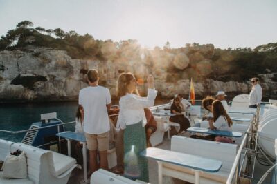 Cala'n Bosch: 2-Hour Sunset Sightseeing Tour - Meeting at Amigo’s Boat Trips and getting your best seat