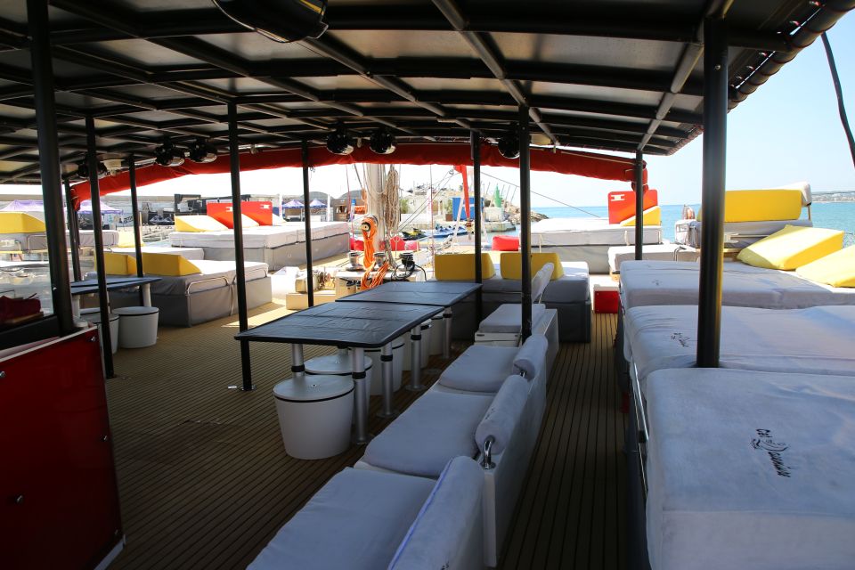 Cambrils: Catamaran Cruise with Drinks and BBQ Lunch Option - Boarding smoothly: collecting your Balinese bed number