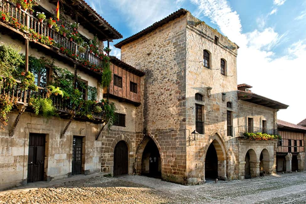 Capricho Gaudí with entrance, Santillana del Mar and Sequoia Forest - FAQ