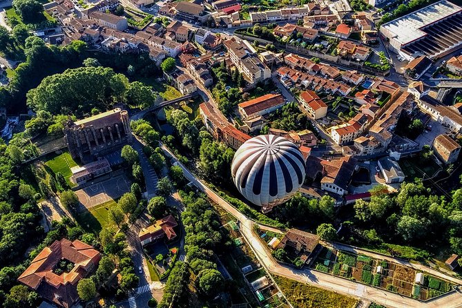 Catalonia Hot Air Balloon Ride and Breakfast over the Volcanoes of la Garrotxa - In-flight treats: cava toast, local pastry, and the little moments that make it feel complete