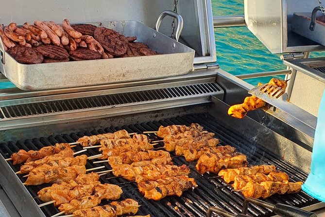 Catamaran with BBQ in the Bay of Palma - Sailing from S’Arenal: what the 4 hours feels like