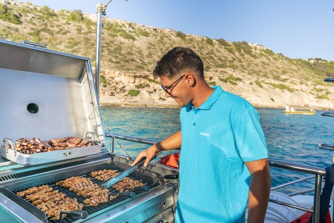 Catamaran with BBQ in the Bay of Palma - The swim/snorkel rhythm: how the stops work